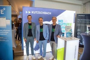 Drei Geschäftsführer stehen vor dem Kutzschbach-Messestand beim Kutzschbach Partnertag 2025